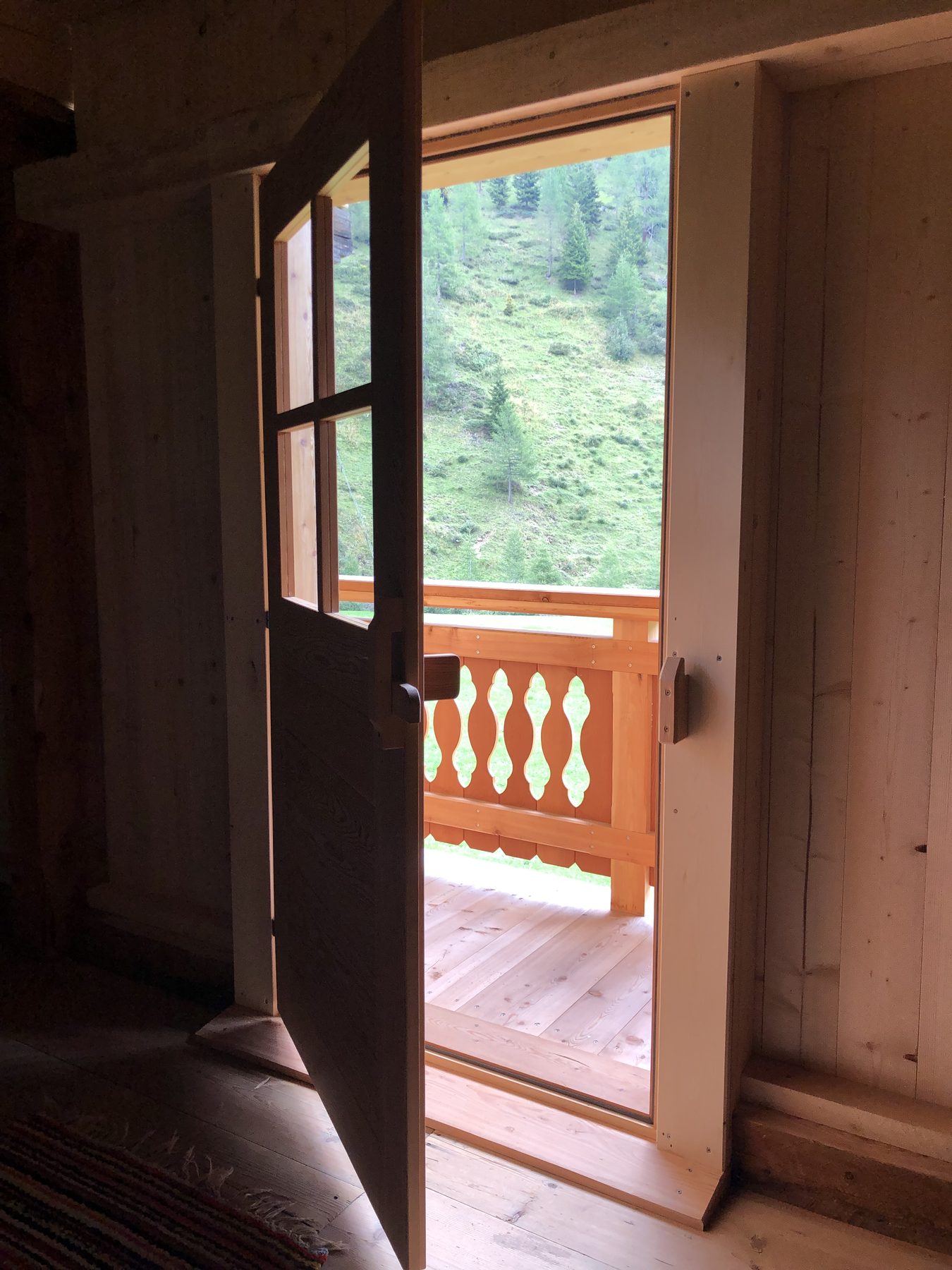 Offene Tür vom Balkon in die Berge