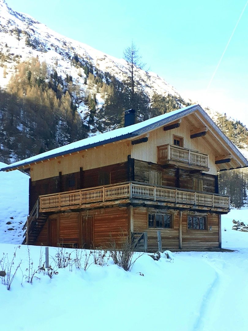 Die Lackenkammeralm tief verschneit im Winter