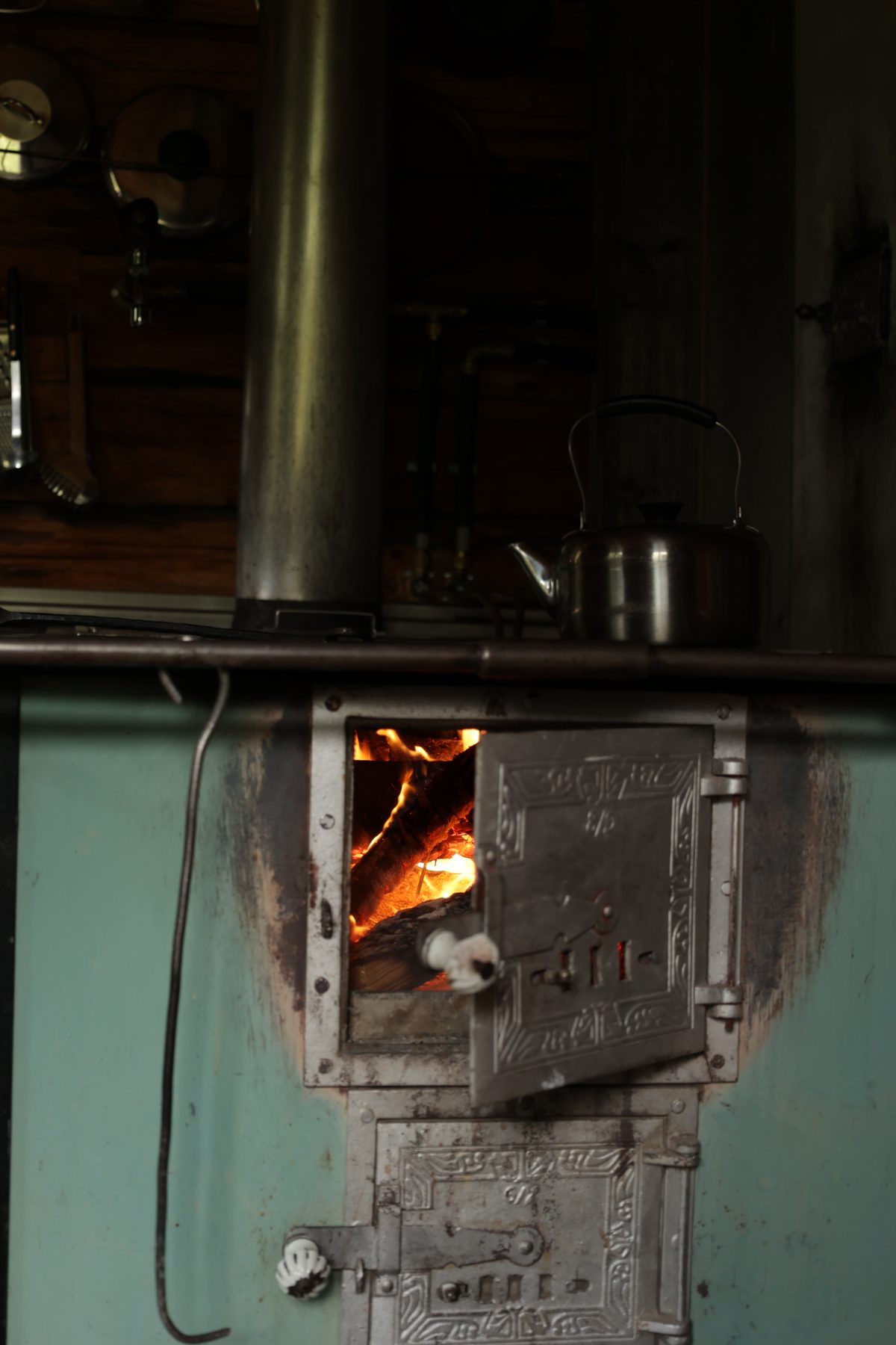 Feuer im alten Holzofen